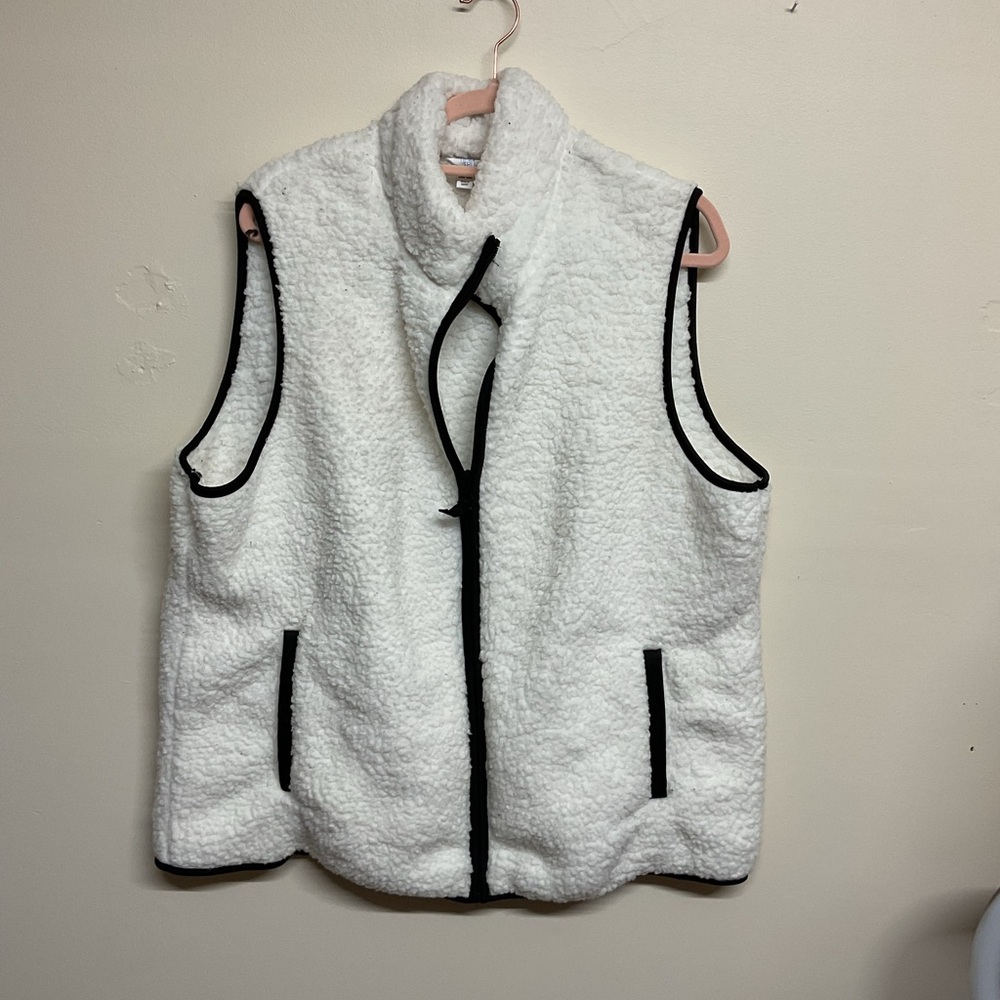 Time and Tru Women's White Sherpa Vest